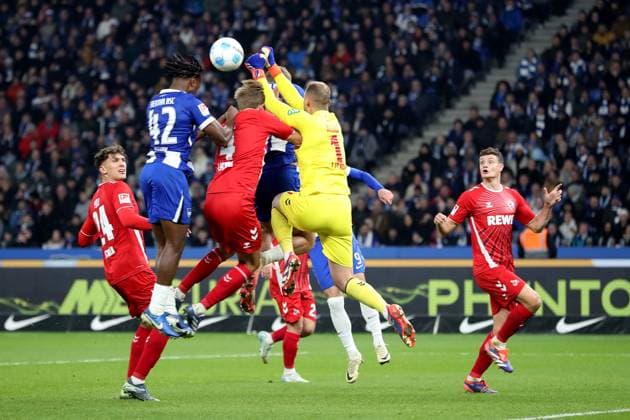 02.11.2024, xtgx, Fussball 2.Bundesliga, Hertha BSC Berlin - 1.FC Köln emspor, v.l. Deyovaisio Zeefuik (Hertha BSC Berlin) Timo Huebers Hübers (1.FC Köln, Koeln) Marvin Schwäbe (1.FC Köln, Koeln) Zweikampf, Aktion, action, battle for the ball (DFL DFB REGULATIONS PROHIBIT ANY USE OF PHOTOGRAPHS as IMAGE SEQUENCES and or QUASI-VIDEO) Berlin