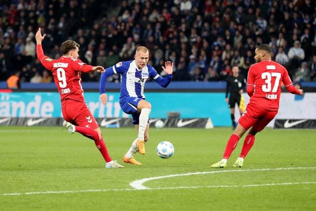 02.11.2024, xtgx, Fussball 2.Bundesliga, Hertha BSC Berlin - 1.FC Köln emspor, v.l. Luca Waldschmidt (1.FC Köln, Koeln) Jon Dagur Thorsteinsson (Hertha BSC Berlin) Linton Maina (1.FC Köln, Koeln) Zweikampf, Aktion, action, battle for the ball (DFL DFB REGULATIONS PROHIBIT ANY USE OF PHOTOGRAPHS as IMAGE SEQUENCES and or QUASI-VIDEO) Berlin
