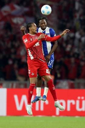 02.11.2024, xtgx, Fussball 2.Bundesliga, Hertha BSC Berlin - 1.FC Köln emspor, v.l. Damion Downs (1.FC Köln, Koeln) Deyovaisio Zeefuik (Hertha BSC Berlin) Zweikampf, Aktion, action, battle for the ball (DFL DFB REGULATIONS PROHIBIT ANY USE OF PHOTOGRAPHS as IMAGE SEQUENCES and or QUASI-VIDEO) Berlin
