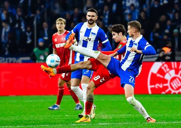 Fussball 2.Bundesliga, Hertha BSC Berlin - 1.FC Köln 02.11.2024, xdanx, Fussball 2.Bundesliga, Hertha BSC Berlin - 1.FC Köln v.l.Smail Prevljak (Hertha BSC 9),Denis Huseinbasic (1.FC Köln 8),Michael Cuisance (Hertha BSC 27),Zweikampf, Duell, Kampf, tackle (DFL DFB REGULATIONS PROHIBIT ANY USE OF PHOTOGRAPHS as IMAGE SEQUENCES and or QUASI-VIDEO) Daniel Lakomski Mix1 Berlin Olympiastadion Berlin Berlin Deutschland (DE)