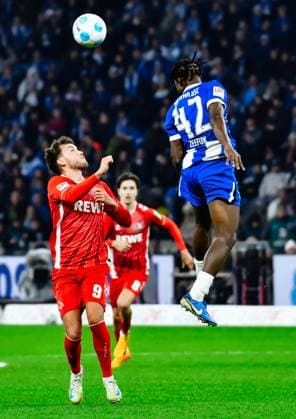 Fussball 2.Bundesliga, Hertha BSC Berlin - 1.FC Köln 02.11.2024, xdanx, Fussball 2.Bundesliga, Hertha BSC Berlin - 1.FC Köln v.l.Luca Waldschmift (1.FC Köln 9),Deyovaisio Zeefuik (Hertha BSC 42),Zweikampf, Duell, Kampf, tackle (DFL DFB REGULATIONS PROHIBIT ANY USE OF PHOTOGRAPHS as IMAGE SEQUENCES and or QUASI-VIDEO) Daniel Lakomski Mix1 Berlin Olympiastadion Berlin Berlin Deutschland (DE)