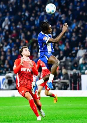 Fussball 2.Bundesliga, Hertha BSC Berlin - 1.FC Köln 02.11.2024, xdanx, Fussball 2.Bundesliga, Hertha BSC Berlin - 1.FC Köln v.l.Luca Waldschmift (1.FC Köln 9),Deyovaisio Zeefuik (Hertha BSC 42),Zweikampf, Duell, Kampf, tackle (DFL DFB REGULATIONS PROHIBIT ANY USE OF PHOTOGRAPHS as IMAGE SEQUENCES and or QUASI-VIDEO) Daniel Lakomski Mix1 Berlin Olympiastadion Berlin Berlin Deutschland (DE)