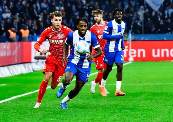 Fussball 2.Bundesliga, Hertha BSC Berlin - 1.FC Köln 02.11.2024, xdanx, Fussball 2.Bundesliga, Hertha BSC Berlin - 1.FC Köln v.l.Luca Waldschmift (1.FC Köln 9),Deyovaisio Zeefuik (Hertha BSC 42),Zweikampf, Duell, Kampf, tackle (DFL DFB REGULATIONS PROHIBIT ANY USE OF PHOTOGRAPHS as IMAGE SEQUENCES and or QUASI-VIDEO) Daniel Lakomski Mix1 Berlin Olympiastadion Berlin Berlin Deutschland (DE)