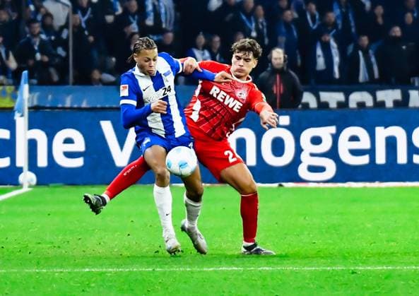 Fussball 2.Bundesliga, Hertha BSC Berlin - 1.FC Köln 02.11.2024, xdanx, Fussball 2.Bundesliga, Hertha BSC Berlin - 1.FC Köln v.l.Derry Scherhant (Hertha BSC 39),Damion Downs (1.FC Köln 42),Zweikampf, Duell, Kampf, tackle (DFL DFB REGULATIONS PROHIBIT ANY USE OF PHOTOGRAPHS as IMAGE SEQUENCES and or QUASI-VIDEO) Daniel Lakomski Mix1 Berlin Olympiastadion Berlin Berlin Deutschland (DE)