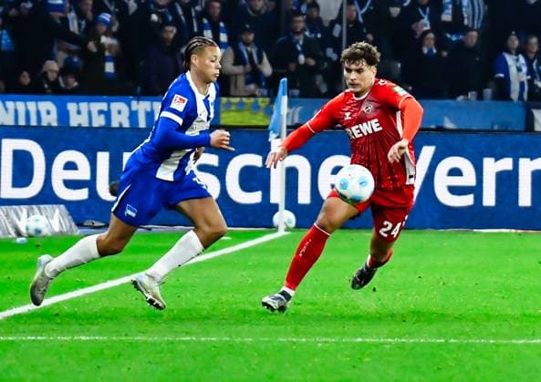 Fussball 2.Bundesliga, Hertha BSC Berlin - 1.FC Köln 02.11.2024, xdanx, Fussball 2.Bundesliga, Hertha BSC Berlin - 1.FC Köln v.l.Derry Scherhant (Hertha BSC 39),Julian Pauli (1.FC Köln 24),Zweikampf, Duell, Kampf, tackle (DFL DFB REGULATIONS PROHIBIT ANY USE OF PHOTOGRAPHS as IMAGE SEQUENCES and or QUASI-VIDEO) Daniel Lakomski Mix1 Berlin Olympiastadion Berlin Berlin Deutschland (DE)