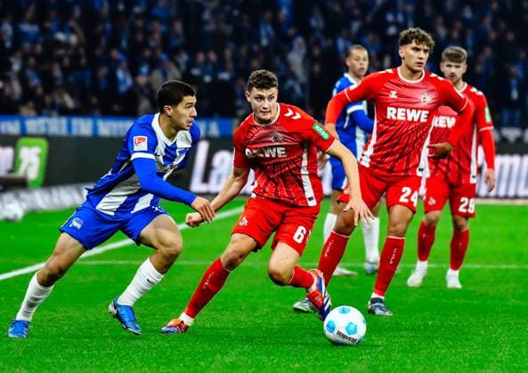 Fussball 2.Bundesliga, Hertha BSC Berlin - 1.FC Köln 02.11.2024, xdanx, Fussball 2.Bundesliga, Hertha BSC Berlin - 1.FC Köln v.l.Ibrahim Maza (Hertha BSC 10),Eric Martel (1.FC Köln 6),Julian Pauli (1.FC Köln 24),Zweikampf, Duell, Kampf, tackle (DFL DFB REGULATIONS PROHIBIT ANY USE OF PHOTOGRAPHS as IMAGE SEQUENCES and or QUASI-VIDEO) Daniel Lakomski Mix1 Berlin Olympiastadion Berlin Berlin Deutschland (DE)
