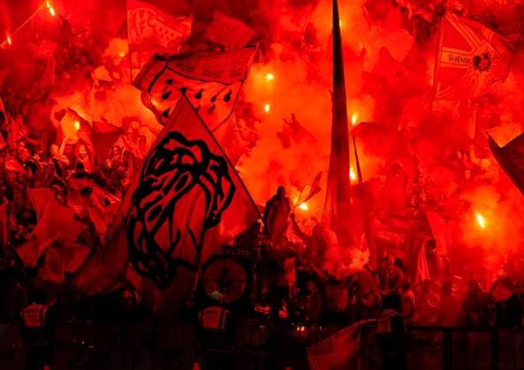 Fussball 2.Bundesliga, Hertha BSC Berlin - 1.FC Köln 02.11.2024, xdanx, Fussball 2.Bundesliga, Hertha BSC Berlin - 1.FC Köln v.l.Fans, Stimmung, Schals, Fahnen, Besucher, Trikots, Ultras, 1.FC Koeln zuenden Pyrotechnik, Bengalos, Rauch (DFL DFB REGULATIONS PROHIBIT ANY USE OF PHOTOGRAPHS as IMAGE SEQUENCES and or QUASI-VIDEO) Daniel Lakomski Mix1 Berlin Olympiastadion Berlin Berlin Deutschland (DE)