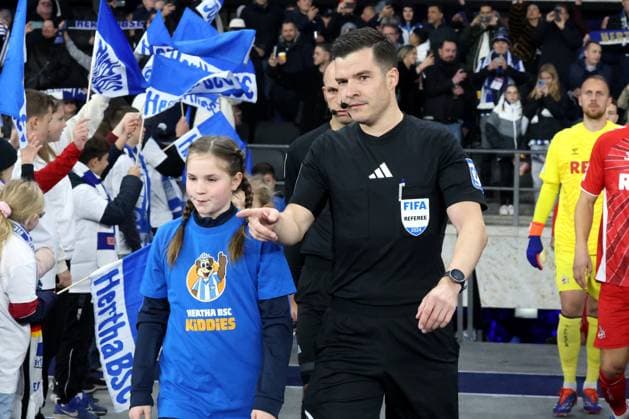 DEU, DFL, 2. FBL, Hertha BSC vs. 1.FC Koeln, 02.11.2024, Berliner Olympiastadion, Berlin, DEU, DFL, 2. FBL, Hertha BSC vs. 1.FC Koeln, im Bild Schiedsrichter Harm Osmers DFL - regulations prohibit any use of Photographs as image sequences and or quasi-video Foto: Juergen Engler nordphoto GmbH