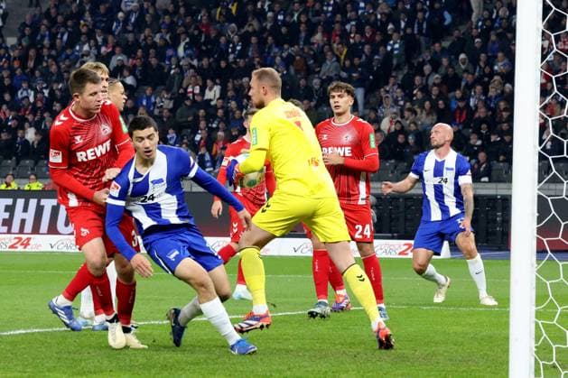 DEU, DFL, 2. FBL, Hertha BSC vs. 1.FC Koeln, 02.11.2024, Berliner Olympiastadion, Berlin, DEU, DFL, 2. FBL, Hertha BSC vs. 1.FC Koeln, im Bild Ibrahim Maza (Hertha BSC Berlin 10), Toni Leistner (Hertha BSC Berlin 37), Marvin Schwaebe (1.FC Koeln 1), Dominique Heintz (1.FC Koeln 3), Julian Pauli (1.FC Koeln 24) DFL - regulations prohibit any use of Photographs as image sequences and or quasi-video Foto: Juergen Engler nordphoto GmbH