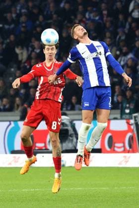 DEU, DFL, 2. FBL, Hertha BSC vs. 1.FC Koeln, 02.11.2024, Berliner Olympiastadion, Berlin, DEU, DFL, 2. FBL, Hertha BSC vs. 1.FC Koeln, im Bild Michael Cuisance (Hertha BSC Berlin 27), Denis Huseinbasic (1.FC Koeln 8) DFL - regulations prohibit any use of Photographs as image sequences and or quasi-video Foto: Juergen Engler nordphoto GmbH