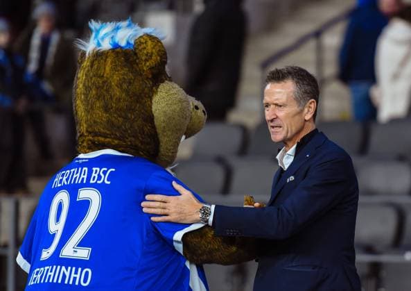 Fussball 2.Bundesliga, Hertha BSC Berlin - 1.FC Köln 02.11.2024, xdanx, Fussball 2.Bundesliga, Hertha BSC Berlin - 1.FC Köln v.l.Maskottchen Herthino begruesst Thomas E. Herrich (Hertha BSC Geschaeftsfuehrer) (DFL DFB REGULATIONS PROHIBIT ANY USE OF PHOTOGRAPHS as IMAGE SEQUENCES and or QUASI-VIDEO) Daniel Lakomski Mix1 Berlin Olympiastadion Berlin Berlin Deutschland (DE) Copyright: xDanielxLakomskix