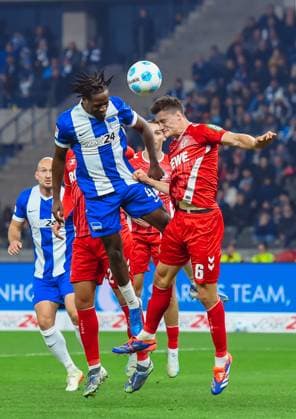Fussball 2.Bundesliga, Hertha BSC Berlin - 1.FC Köln 02.11.2024, xdanx, Fussball 2.Bundesliga, Hertha BSC Berlin - 1.FC Köln v.l.Deyovaisio Zeefuik (Hertha BSC 42),Eric Martel (1.FC Köln 6),Zweikampf, Duell, Kampf, tackle (DFL DFB REGULATIONS PROHIBIT ANY USE OF PHOTOGRAPHS as IMAGE SEQUENCES and or QUASI-VIDEO) Daniel Lakomski Mix1 Berlin Olympiastadion Berlin Berlin Deutschland (DE)