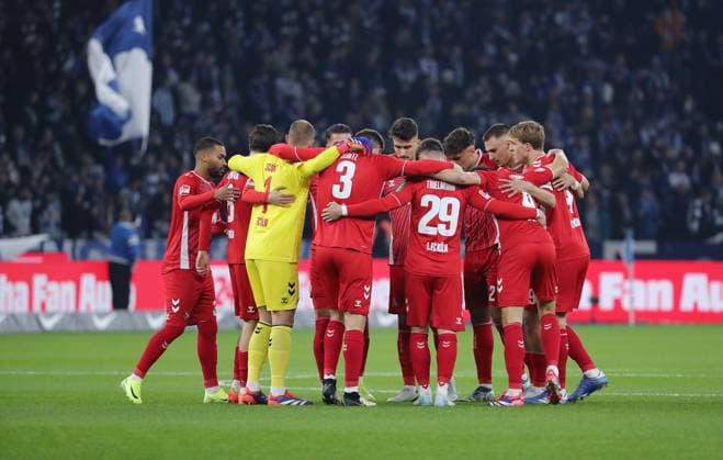 Linton Maina, Denis Huseinbasic, Torwart Marvin Schwäbe, Dominique Heintz, Jan Thielmann, Timo Hübers, Kölner Mannschaftskreis vor Spielbeginn einschwören Ritual Fußball Fussball DFL 2.Bundesliga Herren 11. Spieltag Saison 2024 2025 02.11.2024 Hertha BSC Berlin vs. 1.FC Köln DFL regulations prohibit any use of photographs as image sequences and or quasi-video
