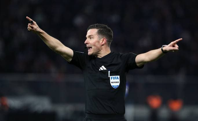 Sport Bilder des Tages Schiedsrichter Harm Osmers rufend, zeigend, gestikulierend Aktion Oberkörper Fußball Fussball DFL 2.Bundesliga Herren 11. Spieltag Saison 2024 2025 02.11.2024 Hertha BSC Berlin vs. 1.FC Köln DFL regulations prohibit any use of photographs as image sequences and or quasi-video