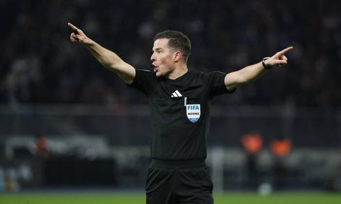 Schiedsrichter Harm Osmers rufend, zeigend, gestikulierend Aktion Oberkörper Fußball Fussball DFL 2.Bundesliga Herren 11. Spieltag Saison 2024 2025 02.11.2024 Hertha BSC Berlin vs. 1.FC Köln DFL regulations prohibit any use of photographs as image sequences and or quasi-video