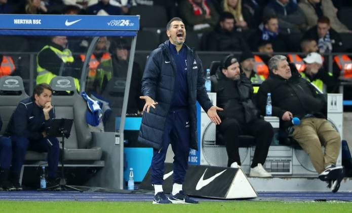 Trainer Cristian Fiel ruft, gestikuliert Einzelbild Freisteller Aktion Fußball Fussball DFL 2.Bundesliga Herren 11. Spieltag Saison 2024 2025 02.11.2024 Hertha BSC Berlin vs. 1.FC Köln DFL regulations prohibit any use of photographs as image sequences and or quasi-video