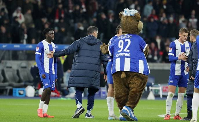 Boris Mamuzah Lum enttäuscht nach Spielende, Trainer Cristian Fiel, Maskottchen Herthinho Enttäuschung Fußball Fussball DFL 2.Bundesliga Herren 11. Spieltag Saison 2024 2025 02.11.2024 Hertha BSC Berlin vs. 1.FC Köln DFL regulations prohibit any use of photographs as image sequences and or quasi-video