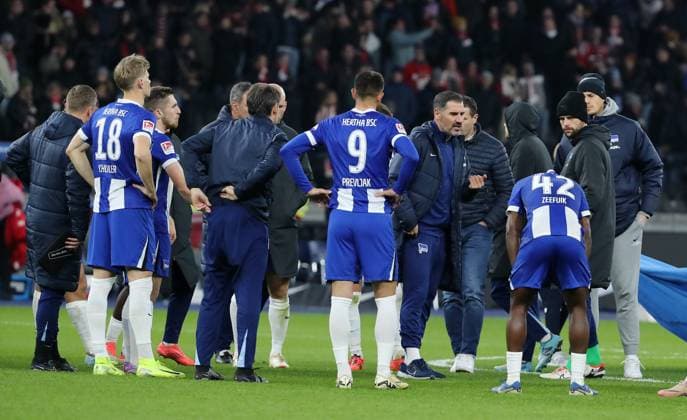 Trainer Cristian Fiel redet mit der Mannschaft nach Spielende Enttäuschung Fußball Fussball DFL 2.Bundesliga Herren 11. Spieltag Saison 2024 2025 02.11.2024 Hertha BSC Berlin vs. 1.FC Köln DFL regulations prohibit any use of photographs as image sequences and or quasi-video