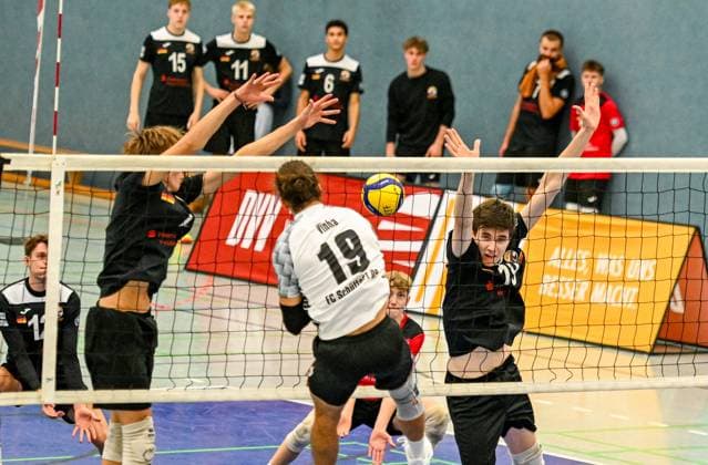 Volleyball - 2. BL - VC Juniors Frankfurt - FC Schüttorf 09 - 02.11.24, Seils, Phillip (Juniors), Vieira da Vinha, JosÃ (Schüttorf), Kreuzer , Kalle Matti (Juniors),