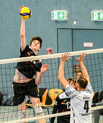 Volleyball - 2. BL - VC Juniors Frankfurt - FC Schüttorf 09 - 02.11.24, Kreuzer , Kalle Matti (Juniors), Moskwa, Krzysztof (Schüttorf),