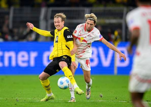 v.l. Julian BRANDT (DO), Kevin KAMPL (L) Aktion, Zweikampf, Fussball 1. Bundesliga, 9.Spieltag, Borussia Dortmund (DO) - RB Leipzig (L) 2:1, am 02.11.2024 in Dortmund Deutschland. DFL regulations prohibit any use of photographs as image sequences and or quasi-video Â