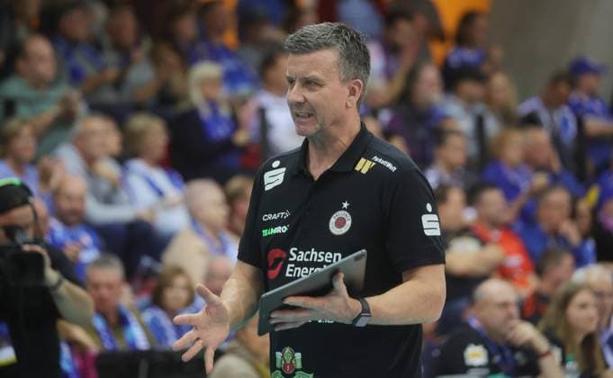 Stuttgart , Volleyball Bundesliga Frauen, Allianz MTV Stuttgart vs Dresdner SC , Trainer Alexander Waibl ( Dresden )