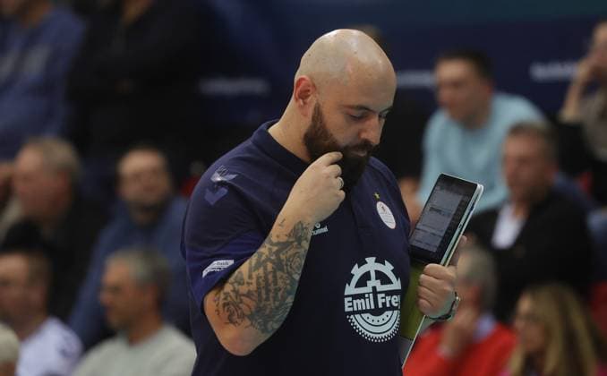 Stuttgart , Volleyball Bundesliga Frauen, Allianz MTV Stuttgart vs Dresdner SC , Trainer Konstantin Bitter ( Stgt )