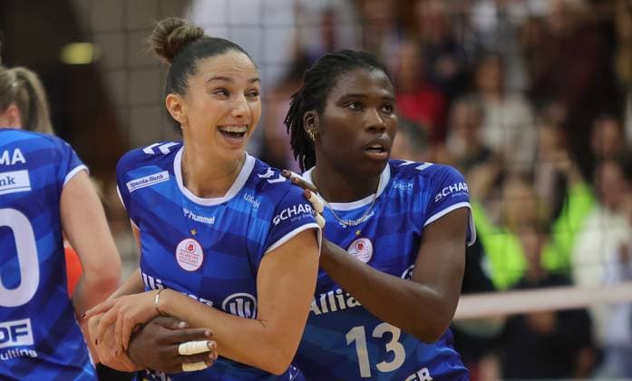 Stuttgart , Volleyball Bundesliga Frauen, Allianz MTV Stuttgart vs Dresdner SC , von links: Milana Bozic Krystal Rivers ( Stgt )