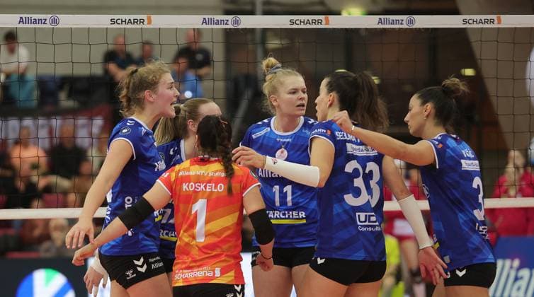 Stuttgart , Volleyball Bundesliga Frauen, Allianz MTV Stuttgart vs Dresdner SC , Jubel Stuttgart , mitte: Pauline Martin