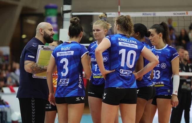 Stuttgart , Volleyball Bundesliga Frauen, Allianz MTV Stuttgart vs Dresdner SC , Trainer Konstantin Bitter ( Stgt ) mit seiner mannschaft