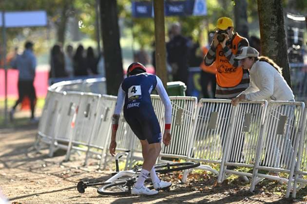 2024 UEC Cyclo-Cross EC - Men Juniors PONTEVEDRA, SPAIN - NOVEMBER 03 : crash of Blanc Johan (FRA) during the 2024 UEC Cyclo-Cross European Championships for Men Juniors on November 03, 2024 in Pontevedra, Spain, 03 11 2024 Pontevedra Spain  Copyright: xNicoxVereeckenx