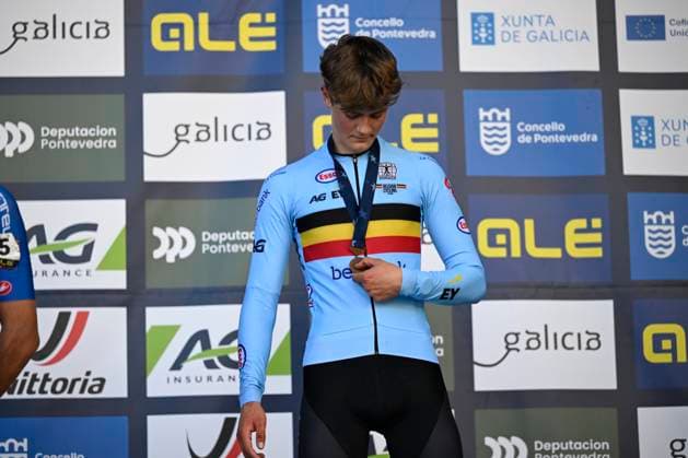2024 UEC Cyclo-Cross EC - Men Juniors PONTEVEDRA, SPAIN - NOVEMBER 03 : Vanden Eynde Mats (BEL) winning the bronze medal pictured during the podium ceremony of the 2024 UEC Cyclo-Cross European Championships for Men Juniors on November 03, 2024 in Pontevedra, Spain, 03 11 2024 Pontevedra Spain  Copyright: xNicoxVereeckenx
