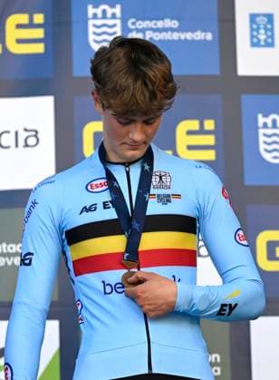 2024 UEC Cyclo-Cross EC - Men Juniors PONTEVEDRA, SPAIN - NOVEMBER 03 : Vanden Eynde Mats (BEL) winning the bronze medal pictured during the podium ceremony of the 2024 UEC Cyclo-Cross European Championships for Men Juniors on November 03, 2024 in Pontevedra, Spain, 03 11 2024 Pontevedra Spain  Copyright: xNicoxVereeckenx