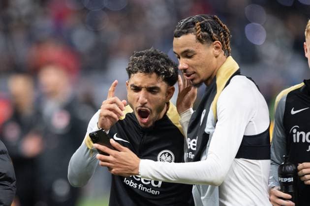 Schlussjubel Frankfurt, Ehrenrunde, v.l. Omar MARMOUSH (F), Hugo EKITIKE (F) Jubel, jubeln, Freude, cheers, Fussball 1. Bundesliga, 9. Spieltag, Eintracht Frankfurt (F) - VfL Bochum (BO) 7-2 am 02.11.2024 im Deutsche Bank Park, Frankfurt Deutschland. DFL regulations prohibit any use of photographs as image sequences and or quasi-video Â