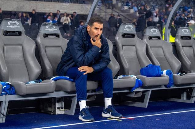 Fussball, Herren, Saison 2024 2025, 2. Bundesliga (11. Spieltag), Hertha BSC - 1. FC Köln, Trainer Cristian Fiel (Hertha BSC) auf der Bank, 02.11. 2024, *** Soccer, Men, Season 2024 2025, 2 Bundesliga 11 Matchday , Hertha BSC 1 FC Köln, Coach Cristian Fiel Hertha BSC on the bench, 02 11 2024, Copyright: xSebastianxRäppold MatthiasxKochx