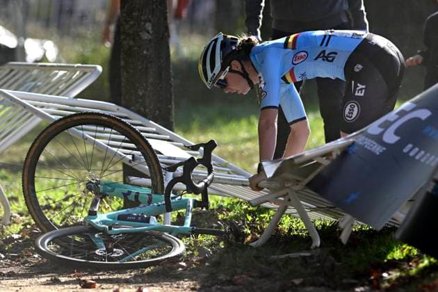 2024 UEC Cyclo-Cross EC - Women U23 PONTEVEDRA, SPAIN - NOVEMBER 03 : crash of Coppens Nette (BEL) during the 2024 UEC Cyclo-Cross European Championships for Women U23 on November 03, 2024 in Pontevedra, Spain, 03 11 2024 Pontevedra Spain  Copyright: xNicoxVereeckenx