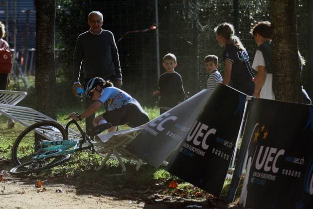 Belgian Nette Coppens pictured after a crash during the U23 Women race at the European Championships cyclocross cycling in Pontevedra, Spain, Sunday 03 November 2024. DAVIDxPINTENS  x104422469x