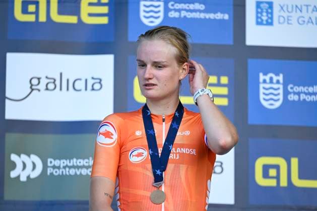 2024 UEC Cyclo-Cross EC - Women U23 PONTEVEDRA, SPAIN - NOVEMBER 03 : Bentveld Leonie (NED) winning the bronze medal pictured during the podium ceremony of the 2024 UEC Cyclo-Cross European Championships for Women U23 on November 03, 2024 in Pontevedra, Spain, 03 11 2024 Pontevedra Spain  Copyright: xNicoxVereeckenx