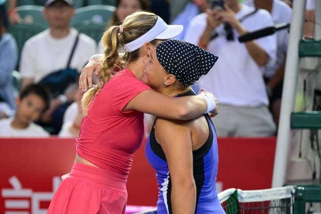 (241103) -- HONG KONG, Nov. 3, 2024 -- Diana Shnaider (R) of Russia hugs Katie Boulter of Britain after the women s singles final at the WTA250 Hong Kong Tennis Open in Hong Kong, south China, Nov. 3, 2024. ) (SP)CHINA-HONG KONG-TENNIS WTA, Tennis Damen 250-WOMEN S SINGLES (CN) ZhuxWei 