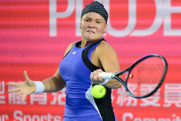 (241103) -- HONG KONG, Nov. 3, 2024 -- Diana Shnaider hits a return during the women s singles final match between Diana Shnaider of Russia and Katie Boulter of Britain at the WTA250 Hong Kong Tennis Open in Hong Kong, south China, Nov. 3, 2024. ) (SP)CHINA-HONG KONG-TENNIS WTA, Tennis Damen 250-WOMEN S SINGLES (CN) ZhuxWei 