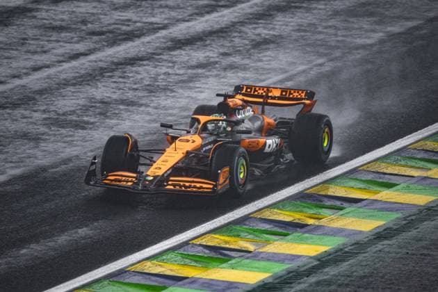 81 PIASTRI Oscar (aus), McLaren F1 Team MCL38, action during the Formula 1 Grande Premio de Sao Paulo 2024, 21th round of the 2024 Formula One World Championship, WM, Weltmeisterschaft from November 1 to 3, 2024 on the Interlagos Circuit, in Sao Paulo, Brazil - F1 - SAO PAULO GRAND PRIX 2024 DPPI Panoramic  241103_R21_BRASILE_DP_XB3_3187