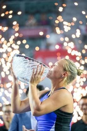 (241103) -- HONG KONG, Nov. 3, 2024 -- Diana Shnaider kisses the trophy after winning the women s singles final match between Diana Shnaider of Russia and Katie Boulter of Britain at the WTA250 Hong Kong Tennis Open in Hong Kong, south China, Nov. 3, 2024. ) (SP)CHINA-HONG KONG-TENNIS WTA, Tennis Damen 250-WOMEN S SINGLES (CN) ZhuxWei 
