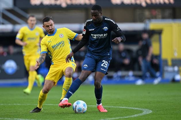 Paderborn, Home Deluxe Arena, 03.11.24, GER, Herren, 2.Bundesliga, Saison 2024-2025, SC Paderborn 07 - Eintracht Braunschweig Bild: v.li. im Zweikampf Robin KRAUSSE (Braunschweig) und Ilyas ANSAH (Paderborn) Only for editorial use! DFL regulations prohibit any use of photographs as image sequences and or quasi-video. NRW Deutschland