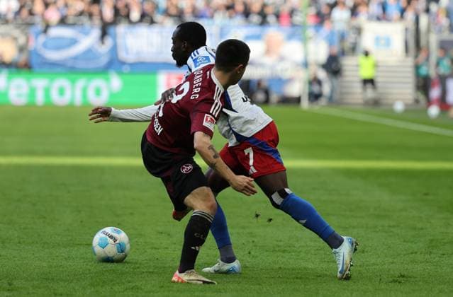 GER, 2. Liga, Hamburger SV vs. 1. FC Nuernberg 03.11.2024, Volksparkstadion, Hamburg, GER, 2. Liga, Hamburger SV vs. 1. FC Nuernberg im Bild picture shows Jean-Luc DompÃ Dompe (Hamburger SV 07) im Zweikampf gegen Oliver Villadsen (1.FC Nuernberg 02)