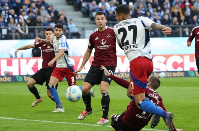 GER, 2. Liga, Hamburger SV vs. 1. FC Nuernberg 03.11.2024, Volksparkstadion, Hamburg, GER, 2. Liga, Hamburger SV vs. 1. FC Nuernberg im Bild picture shows Davie Selke (Hamburger SV 27) scheiert an Ondrej Karafiat (1.FC Nuernberg 44)