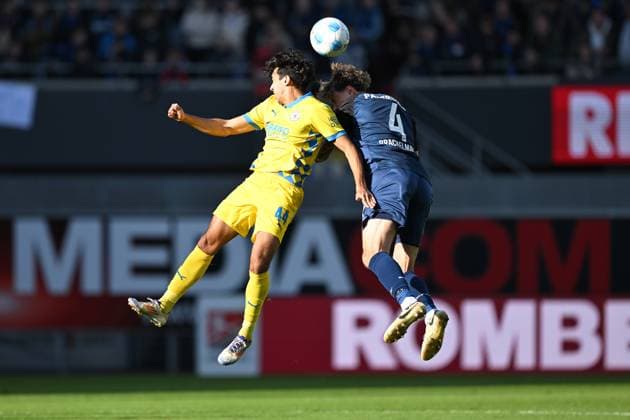 Paderborn, Home Deluxe Arena, 03.11.24, GER, Herren, 2.Bundesliga, Saison 2024-2025, SC Paderborn 07 - Eintracht Braunschweig Bild: v.li. im Zweikampf Johan GOMEZ (Braunschweig) und Calvin BRACKELMANN (Paderborn) im Kopfball, Kopfballduell Only for editorial use! DFL regulations prohibit any use of photographs as image sequences and or quasi-video. NRW Deutschland
