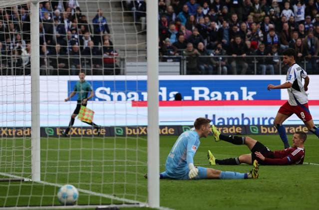 GER, 2. Liga, Hamburger SV vs. 1. FC Nuernberg 03.11.2024, Volksparkstadion, Hamburg, GER, 2. Liga, Hamburger SV vs. 1. FC Nuernberg im Bild picture shows Tor zum 1: 0. Torschütze Torschuetze Daniel Elfadli (Hamburger SV 08) trifft zum 1:0 ins Tor von Torwart Jan Reichert (1.FC Nuernberg 01)