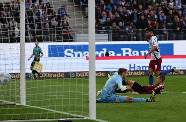 GER, 2. Liga, Hamburger SV vs. 1. FC Nuernberg 03.11.2024, Volksparkstadion, Hamburg, GER, 2. Liga, Hamburger SV vs. 1. FC Nuernberg im Bild picture shows Tor zum 1: 0. Torschütze Torschuetze Daniel Elfadli (Hamburger SV 08) trifft zum 1:0 ins Tor von Torwart Jan Reichert (1.FC Nuernberg 01)
