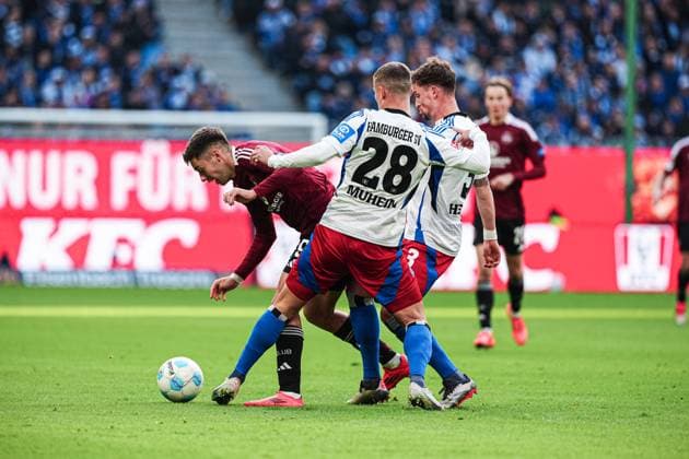 Stefanos Tzimas (1. FC Nuernberg, 09), Miro Muheim (Hamburger SV, 28), Moritz Heyer (Hamburger SV, 03) GER, Hamburger SV vs. 1. FC Nuernberg, Fussball, 2. Bundesliga, Spieltag 11, Saison 2024 2025, 03.11.2024 DFL REGULATIONS PROHIBIT ANY USE OF PHOTOGRAPHS AS IMAGE SEQUENCES AND OR QUASI-VIDEO GER, Hamburger SV vs. 1. FC Nuernberg, Fussball, 2. Bundesliga, Spieltag 11, Saison 2024 2025, 03.11.2024 Hamburg