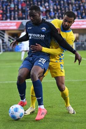 Paderborn, Home Deluxe Arena, 03.11.24, GER, Herren, 2.Bundesliga, Saison 2024-2025, SC Paderborn 07 - Eintracht Braunschweig Bild: v.li. im Zweikampf Ilyas ANSAH (Paderborn) und Leon BELL BELL (Braunschweig) Only for editorial use! DFL regulations prohibit any use of photographs as image sequences and or quasi-video. NRW Deutschland